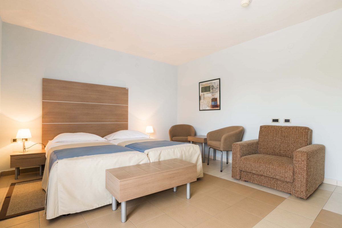 Residence_Sol_Garden_Istra_for_Plava_Laguna_Superior_Family_room_balcony_park-side_S4BPD_5